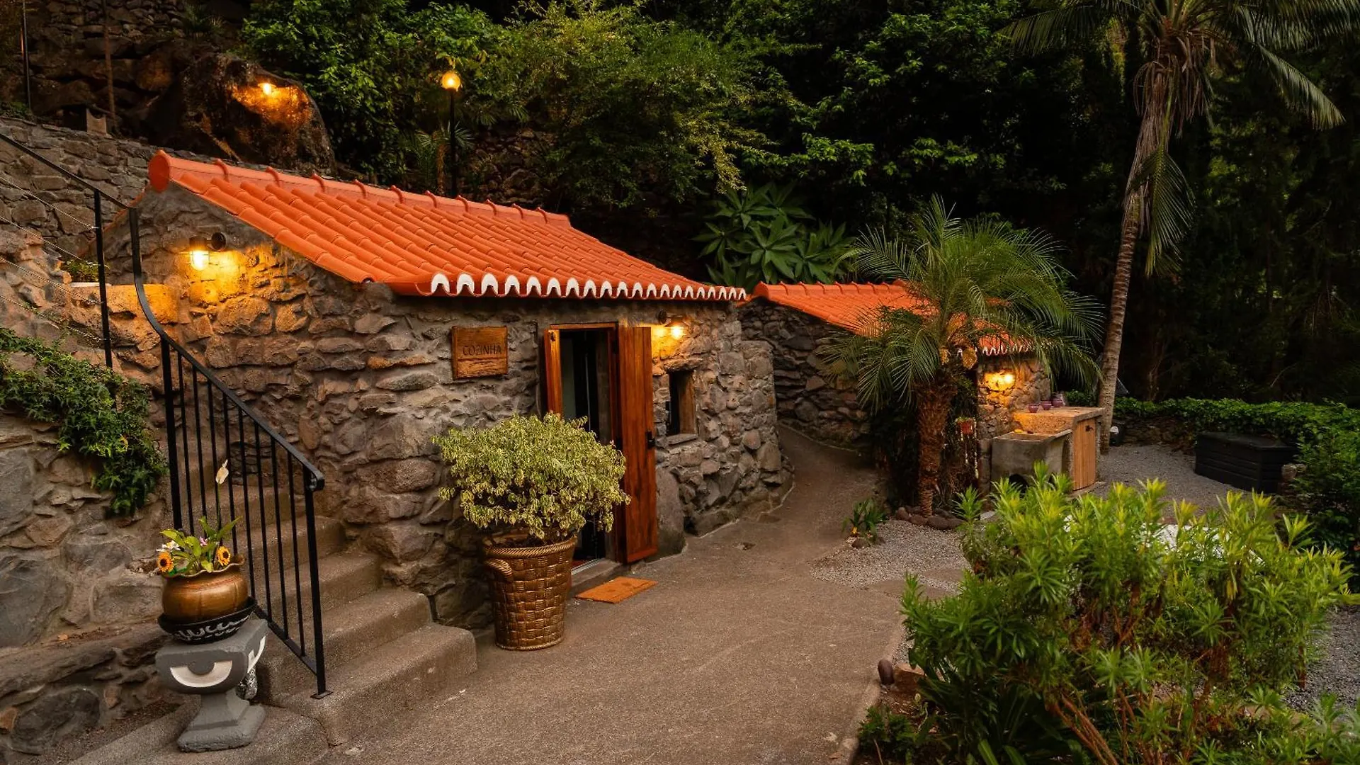 Casas Da Terca - Modern Comfort In Traditional Houses Set Within 300Sqm Of Private Gardens To Explore Tabua  Apartment
